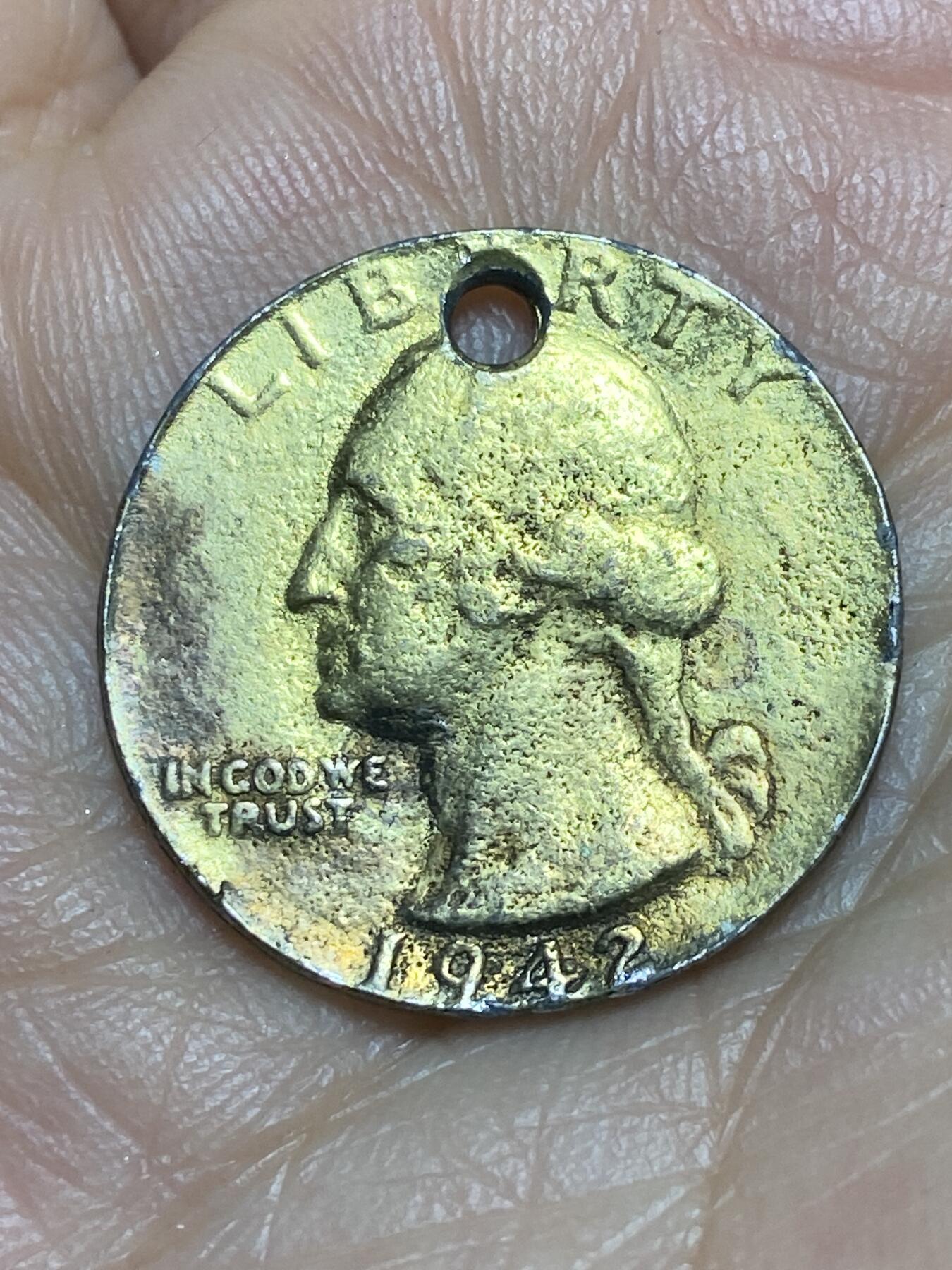 2026年第九场(总第一百七十八场）外国好品散币场(免佣金) 趣味品打孔有镀层–美国🇺🇸1942年双面头像1/4元(由两枚1/4元磨薄粘合到一起，重4.65克，材质不详)