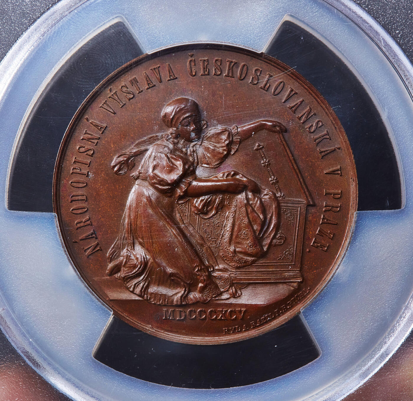【俄甄集藏】“万象更新、马呈祥瑞”迎新春俄甄精品场-2026年(047)01-21 星期三 晚 19:30 全场包邮 捷克斯洛伐克1895年民族学院博览会纪念大铜章，PCGS SP65，巧克力包浆，顶级状态，唯一冠军分，直径：55mm