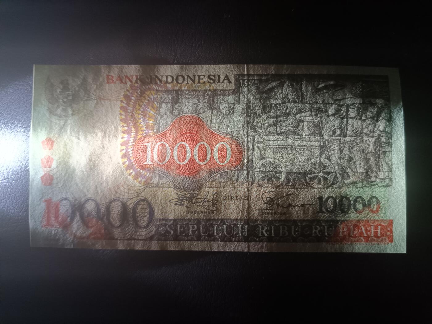 2026一月第三期，总213期 印度尼西亚1975版10000卢比AUNC有针孔，佛塔浮雕和传统工艺面具，此版本最大面值
