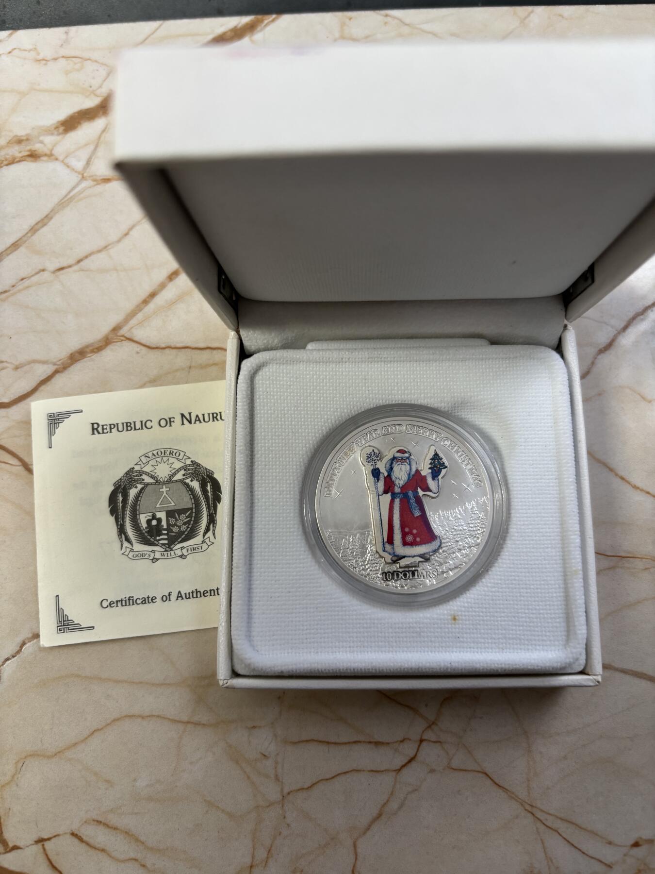 第188期拍卖 瑙鲁2008年圣诞快乐圣诞老人3D立体精制纪念银币，1盎司999银，发行15000枚，有黑点