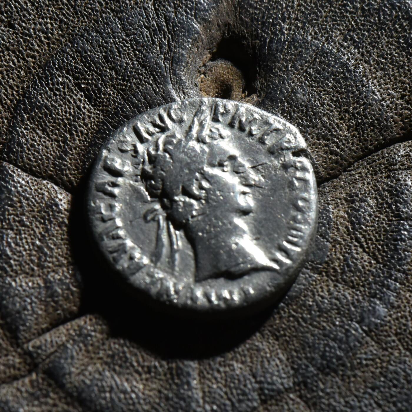 【良泉】【春节前最后一场】2月5日晚19.30点开拍！208组，本场结束后预存钱币的朋友请告知，将连同本场拍品一起邮寄，预祝诸位春节愉快！ 【藏家出品B】【极其罕见】罗马帝国 公元96-98年 涅尔瓦 第纳尔银币 五贤帝中最少见的皇帝，收集五贤帝最大的拦路虎，2.84克