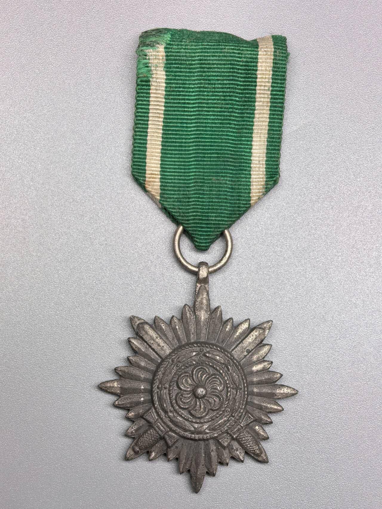 小驴勋章奖章收藏1月17日周六晚六点拍卖（珍爱和平，收藏战争，铭记历史，勿忘国耻，忠党爱国。有偿代拍，送拍规则在简介最后，参拍须阅读规则后再参拍，关系到运费包装发货时效真假辨别等关键信息，拍卖时不再发原图，看大图店主微信码在拍卖店铺介绍里） 得三二级银级佩剑东方人民奖章100厂标