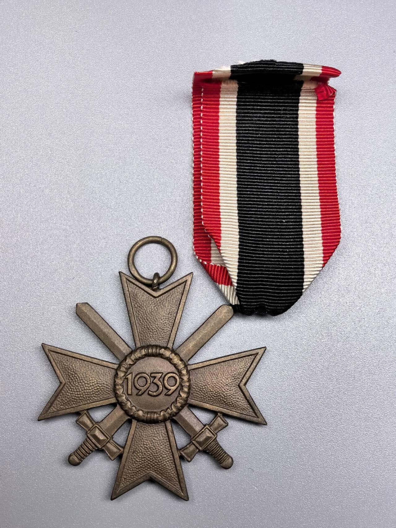 小驴勋章奖章收藏1月17日周六晚六点拍卖（珍爱和平，收藏战争，铭记历史，勿忘国耻，忠党爱国。有偿代拍，送拍规则在简介最后，参拍须阅读规则后再参拍，关系到运费包装发货时效真假辨别等关键信息，拍卖时不再发原图，看大图店主微信码在拍卖店铺介绍里） 得三二级佩剑战功十字勋章，环打34厂标