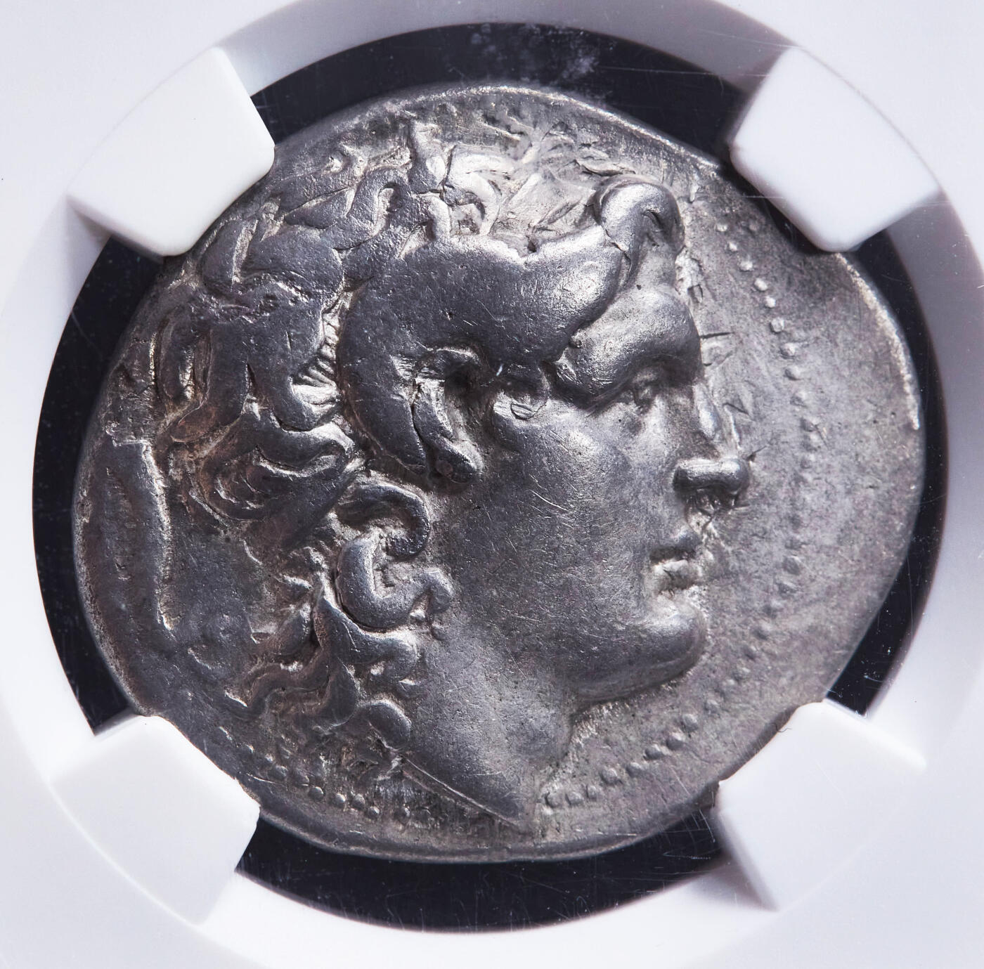 【俄甄集藏】“万象更新、马呈祥瑞”迎新春俄甄精品场-2026年(047)01-21 星期三 晚 19:30 全场包邮 古希腊色雷斯公元前294-前287年利西马科斯在世版四德拉克马亚历山大公羊角银币，NGC ChF，以弗所造币厂打制，正面亚历山大大帝公羊角头像，背面战争和智慧女神雅典娜坐像，肩上斜靠着一只长矛一手倚靠圆盾，底部有一新月，高浮雕，少见