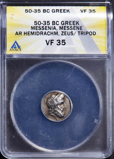 【俄甄集藏】“万象更新、马呈祥瑞”迎新春俄甄精品场-2026年(047)01-21 星期三 晚 19:30 全场包邮 - 古希腊墨西拿城公元前70-前40年宙斯像半德拉克马三脚祭坛银币，ANACS VF35，正面宙斯束发带面右像，背面月桂环内的三脚祭坛，直径：16mm，稀有品种，来自一个奥运会教练的集藏，原味包浆