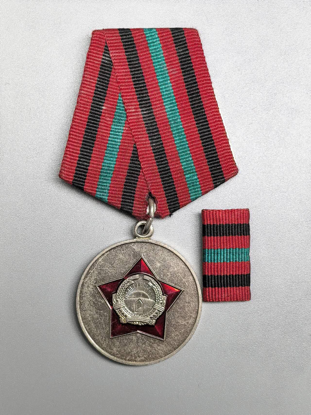 小驴勋章奖章收藏1月17日周六晚六点拍卖（珍爱和平，收藏战争，铭记历史，勿忘国耻，忠党爱国。有偿代拍，送拍规则在简介最后，参拍须阅读规则后再参拍，关系到运费包装发货时效真假辨别等关键信息，拍卖时不再发原图，看大图店主微信码在拍卖店铺介绍里） 阿富汗民主共和国武装力量圆满服役5周年奖章带略