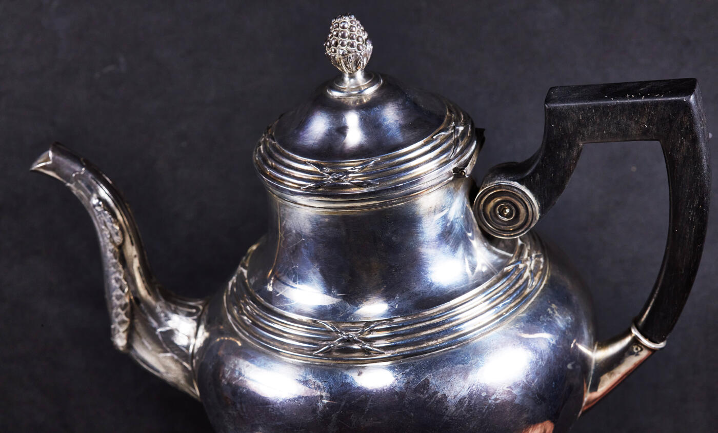 【俄甄集藏】“万象更新、马呈祥瑞”迎新春俄甄精品场-2026年(047)01-21 星期三 晚 19:30 全场包邮 比利时1831-1868年新古典主义风格古董银茶壶，高：210mm，总宽：225mm，壶身直径：120mm，重量：635克，800银