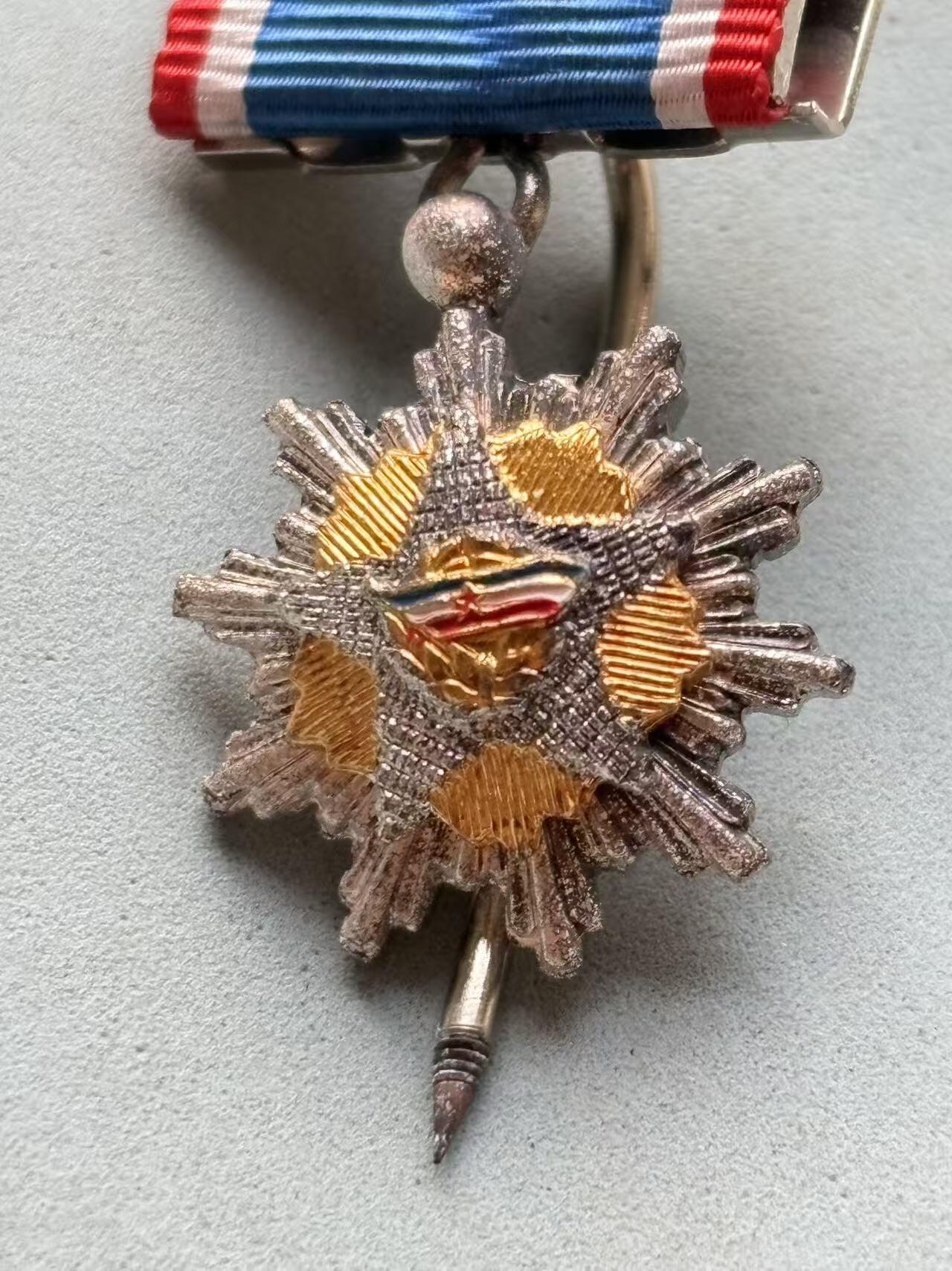 盛世勋华——号角文化勋章邮票专场拍卖第299期 南斯拉夫二级国旗勋章迷你 带挂针 少见 实发1433枚