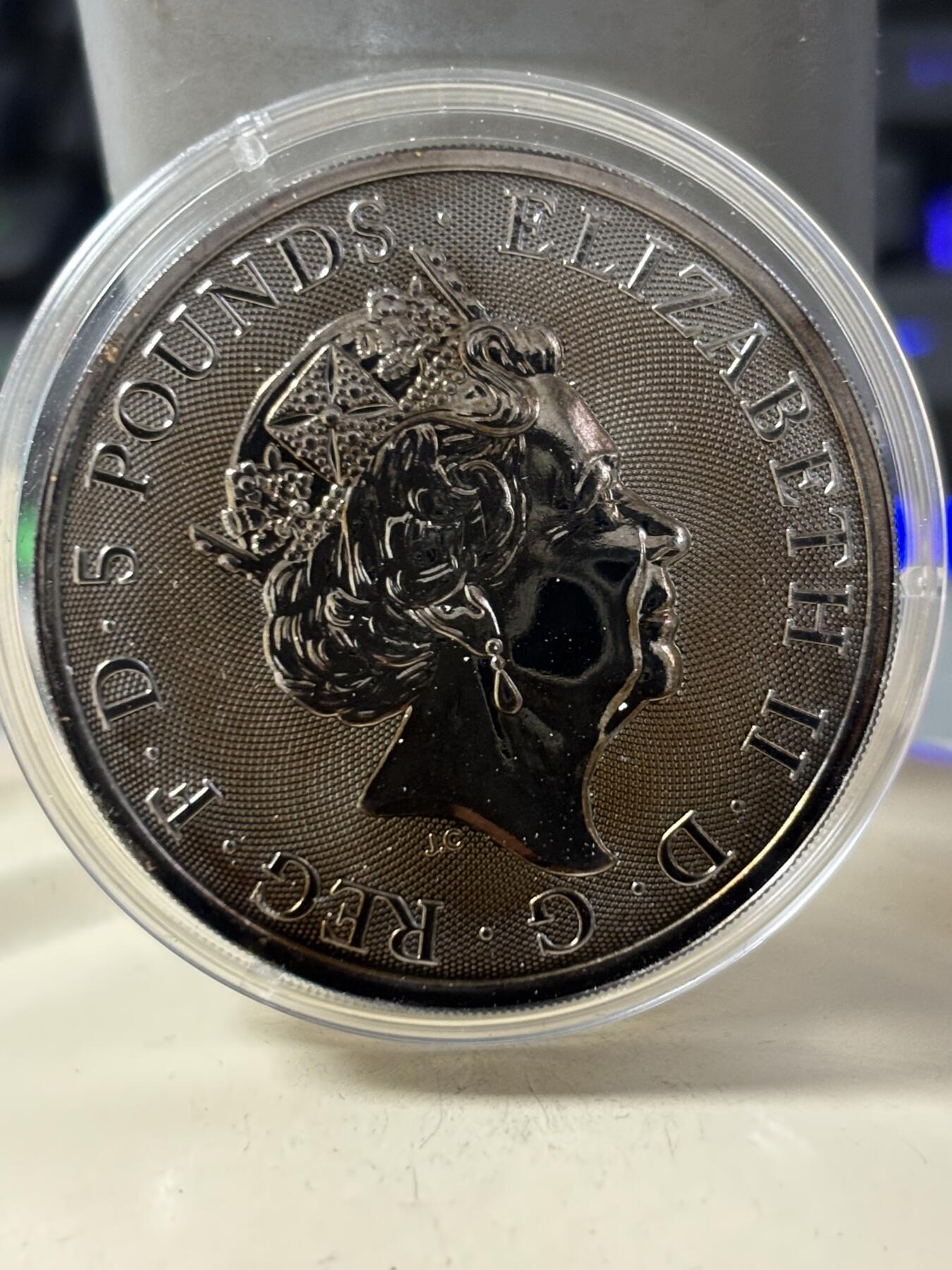 第188期拍卖 英国2018年女王神兽系列独角兽2盎司钌化镀金纪念银币，999银，发行2000枚，有氧化