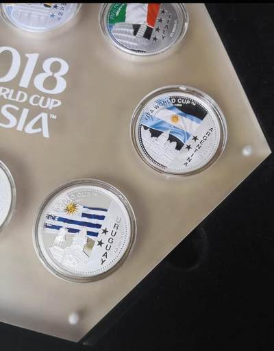 洪涛臻品批发群 精选邮票限时拍卖第1269期  2018俄罗斯世界杯最强王者纪念币套装，8枚999纯银章，每枚25克，总重200克。带原装红色收藏盒和鉴定证书，购入价6980《有发票》巴西德国意大利等国家队徽章，收藏价值高。假一罚十《此拍包邮发货》