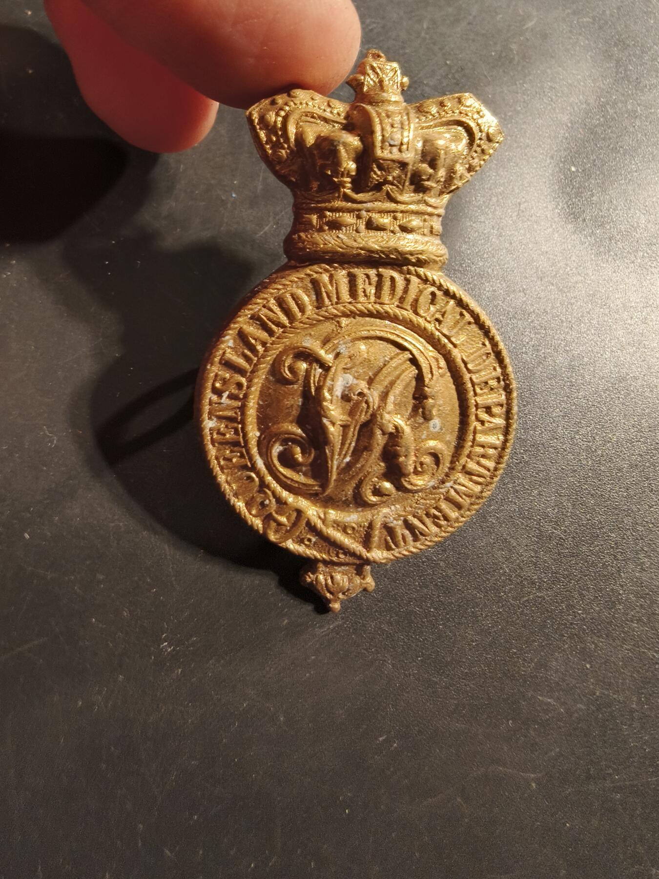 老王徽章第177期 英国昆士兰医疗部帽徽      维多利亚女王时期    隶属于澳大利亚联邦军医团