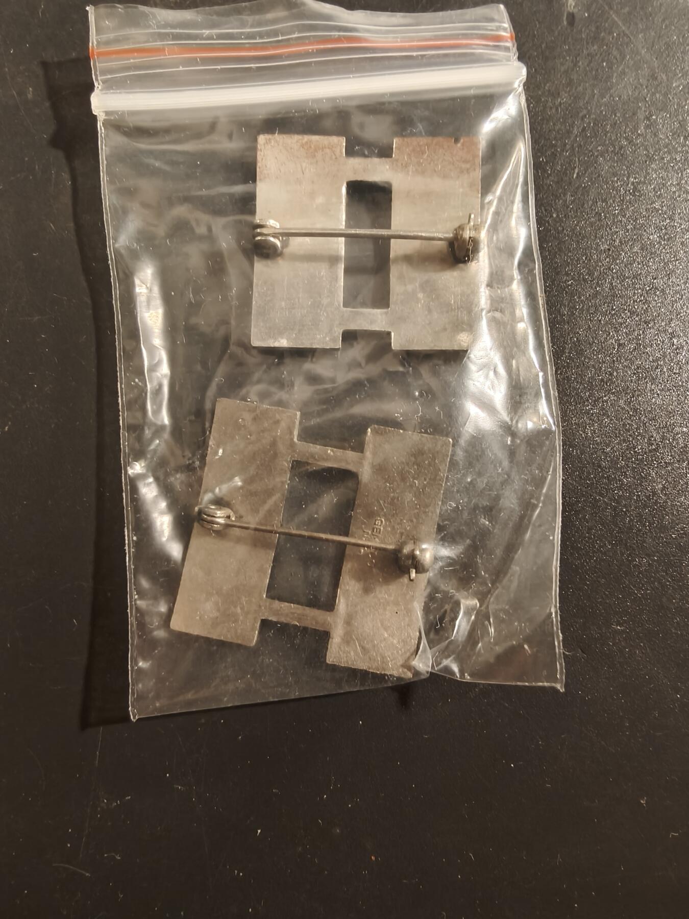 老王徽章第177期 美国上尉金属军衔章一组     二战时期横针版