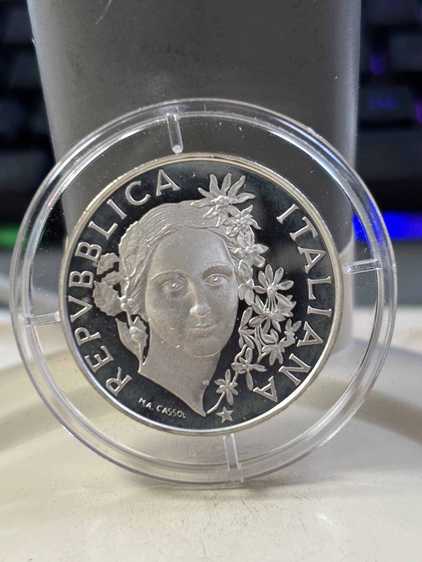 第188期拍卖 意大利1993年动植物系列500里拉女神精制纪念银币，835银，15克，有氧化