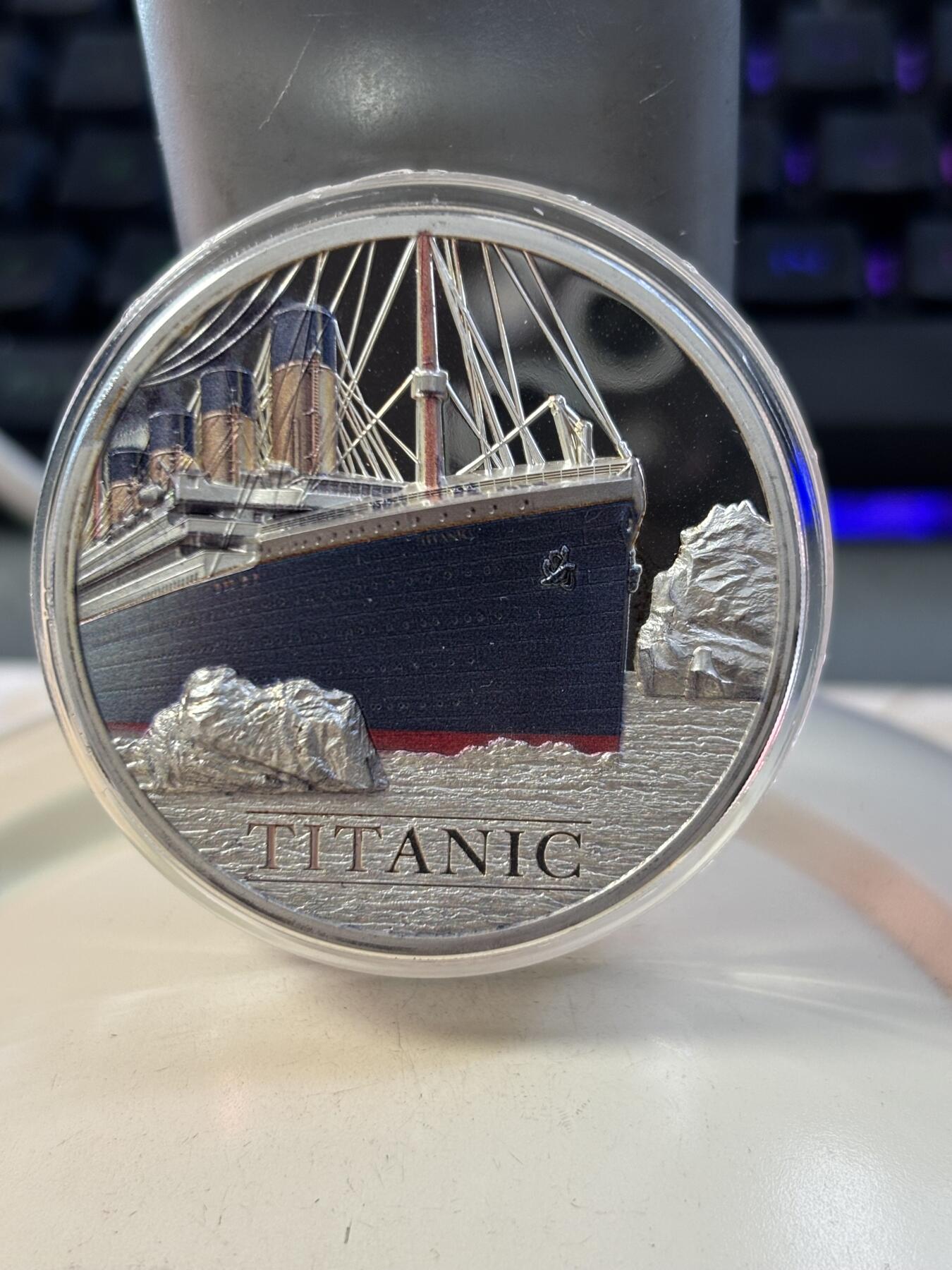 第188期拍卖 库克2022年泰坦尼克号110周年3盎司镶嵌煤块彩银币，999银，发行500枚