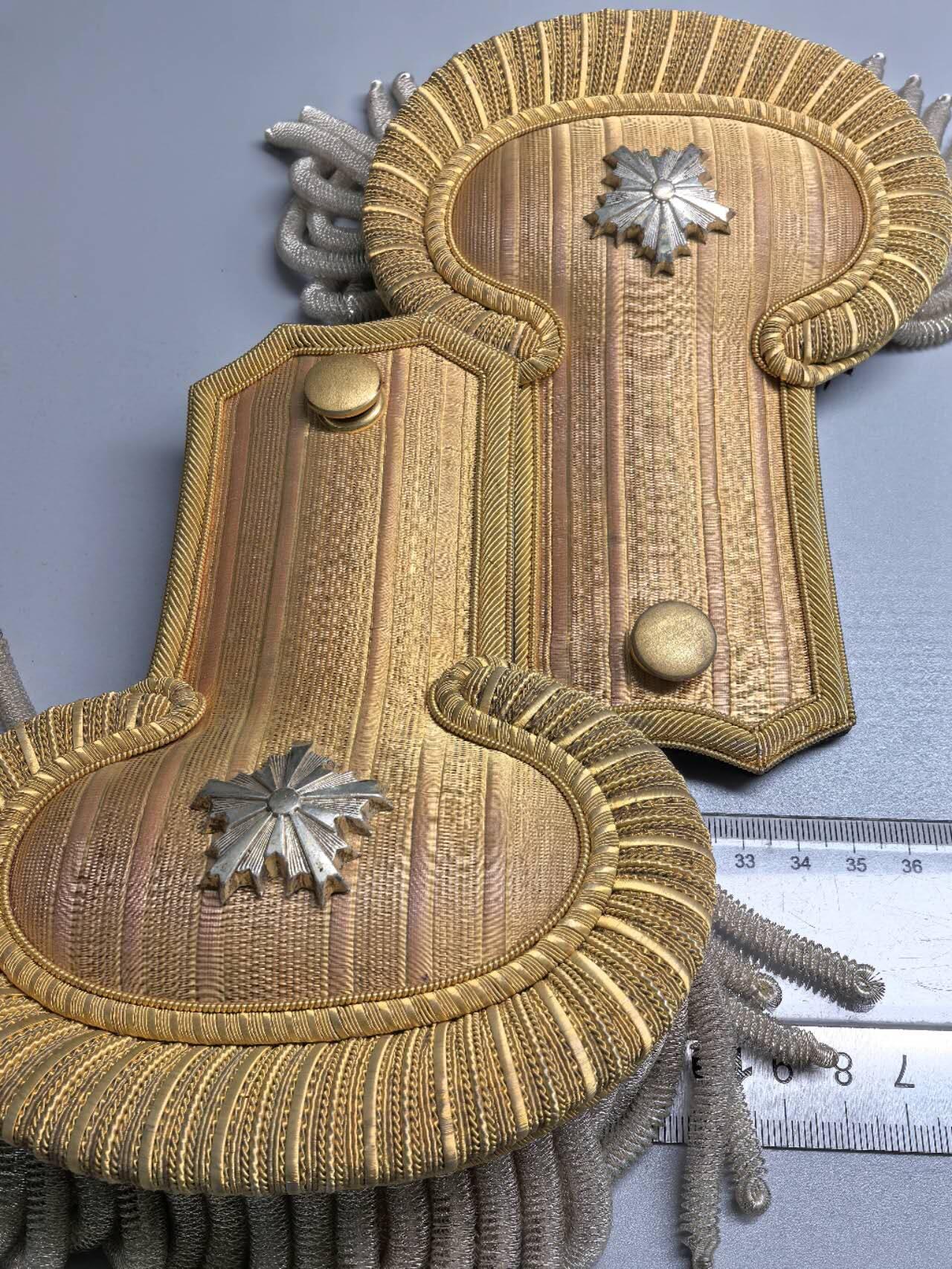 小驴勋章奖章收藏1月17日周六晚六点拍卖（珍爱和平，收藏战争，铭记历史，勿忘国耻，忠党爱国。有偿代拍，送拍规则在简介最后，参拍须阅读规则后再参拍，关系到运费包装发货时效真假辨别等关键信息，拍卖时不再发原图，看大图店主微信码在拍卖店铺介绍里） 明治大礼服大肩章一对带原铁皮盒，金属刺绣（运输途中可能会脱落，介意勿拍）