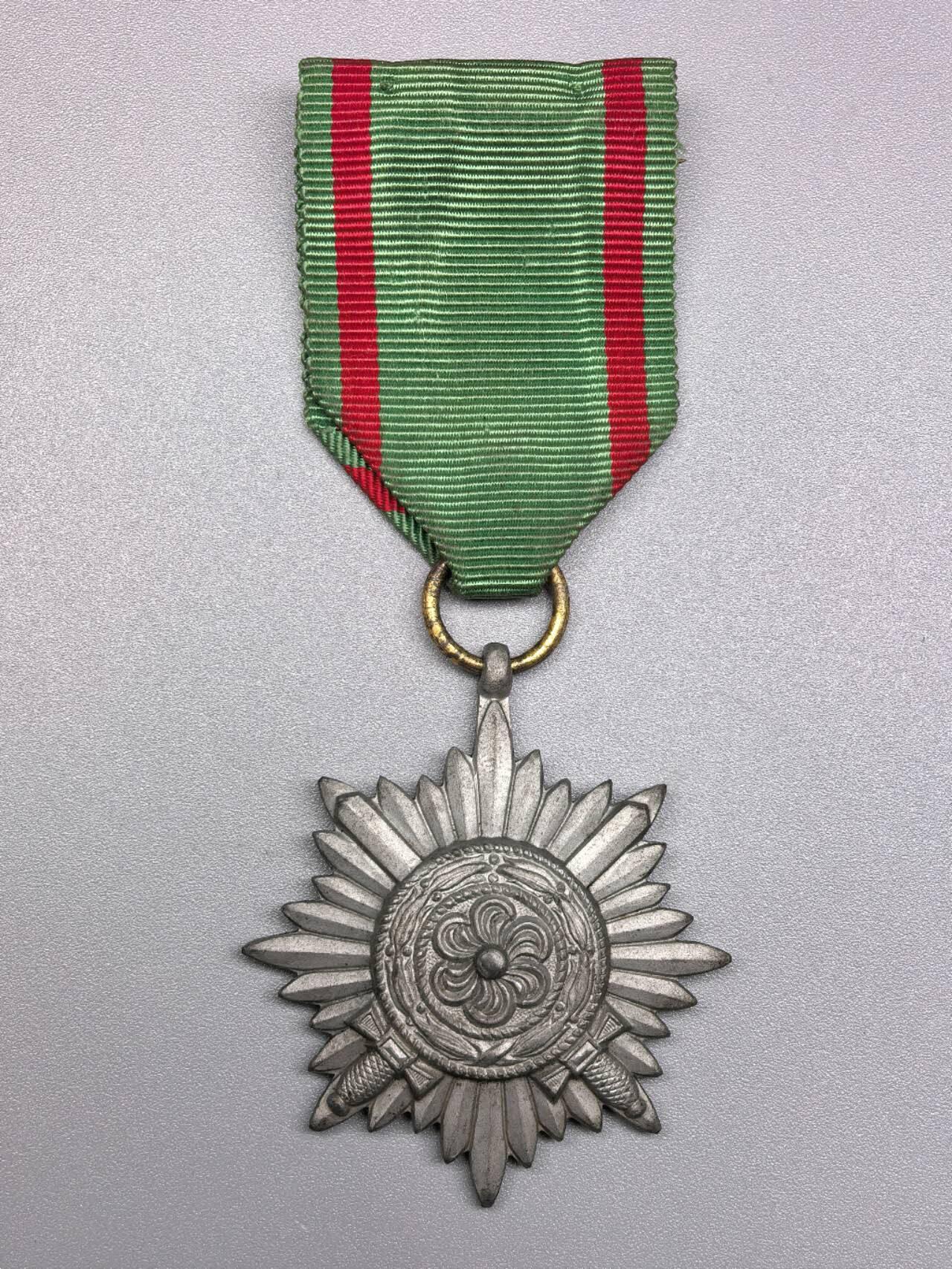 小驴勋章奖章收藏1月17日周六晚六点拍卖（珍爱和平，收藏战争，铭记历史，勿忘国耻，忠党爱国。有偿代拍，送拍规则在简介最后，参拍须阅读规则后再参拍，关系到运费包装发货时效真假辨别等关键信息，拍卖时不再发原图，看大图店主微信码在拍卖店铺介绍里） 得三二级金级佩剑东方人民奖章100厂标