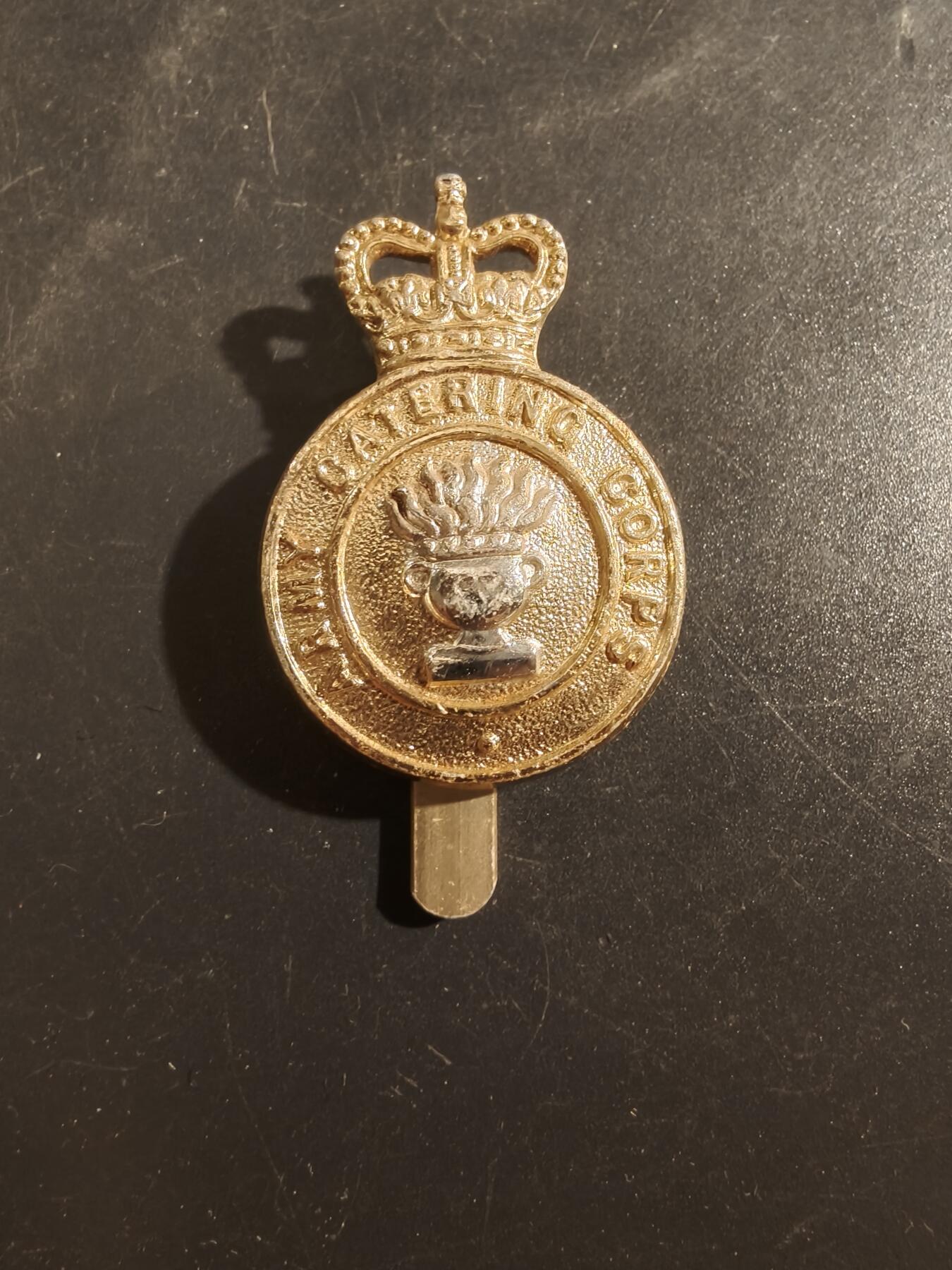 老王徽章第177期 英国皇家陆军餐饮兵团帽徽    女王时期