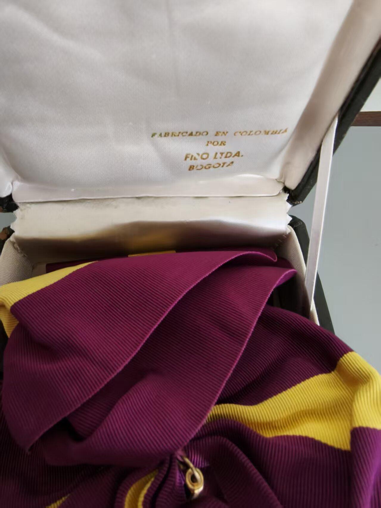 盛世勋华——号角文化勋章邮票专场拍卖第299期 巴拿马大十字级瓦斯科·努涅斯·德·巴尔博亚勋章 900银制 带原盒 早期版本带Fibo Ltda, Bogota厂标 带900银标，Fibo Ltda是哥伦比亚波哥大知名首饰/勋章制作门店，主营贵金属饰品、官方勋章或纪念章的设计与生产