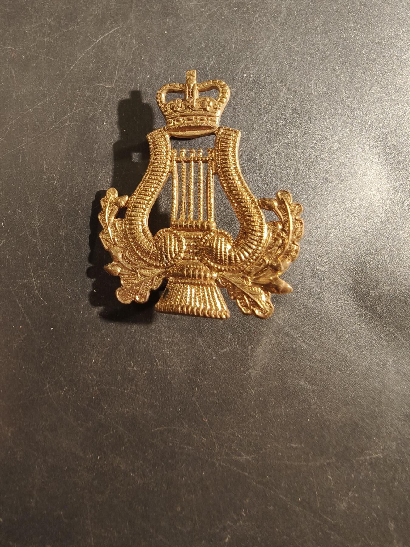 老王徽章第177期 英国皇家军乐团帽徽    女王时期