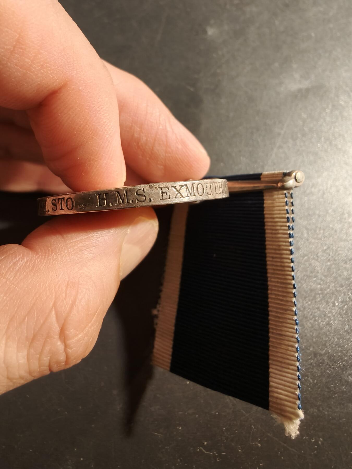 老王徽章第177期 英国皇家海军长期服役奖章    925银   35.5g    爱德华七世版    授予前无畏舰埃克斯茅斯号水兵      埃克斯茅斯号服役于1903年,在1903-1914年间曾作为地中海舰队、海峡舰队、大西洋舰队的旗舰，一战期间参加了达达尼尔海峡志愿作战     具体介绍看最后截图