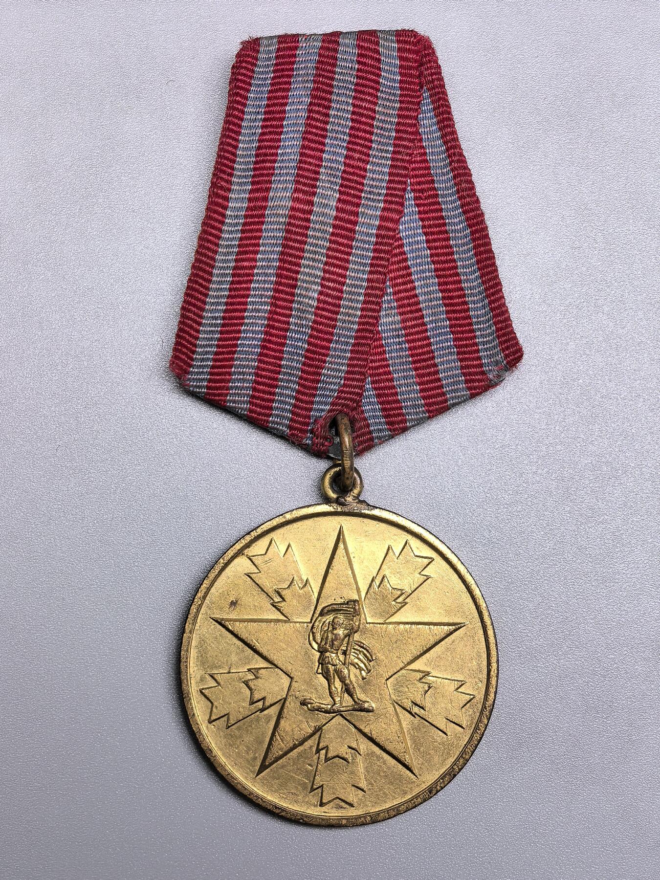 小驴勋章奖章收藏1月17日周六晚六点拍卖（珍爱和平，收藏战争，铭记历史，勿忘国耻，忠党爱国。有偿代拍，送拍规则在简介最后，参拍须阅读规则后再参拍，关系到运费包装发货时效真假辨别等关键信息，拍卖时不再发原图，看大图店主微信码在拍卖店铺介绍里）