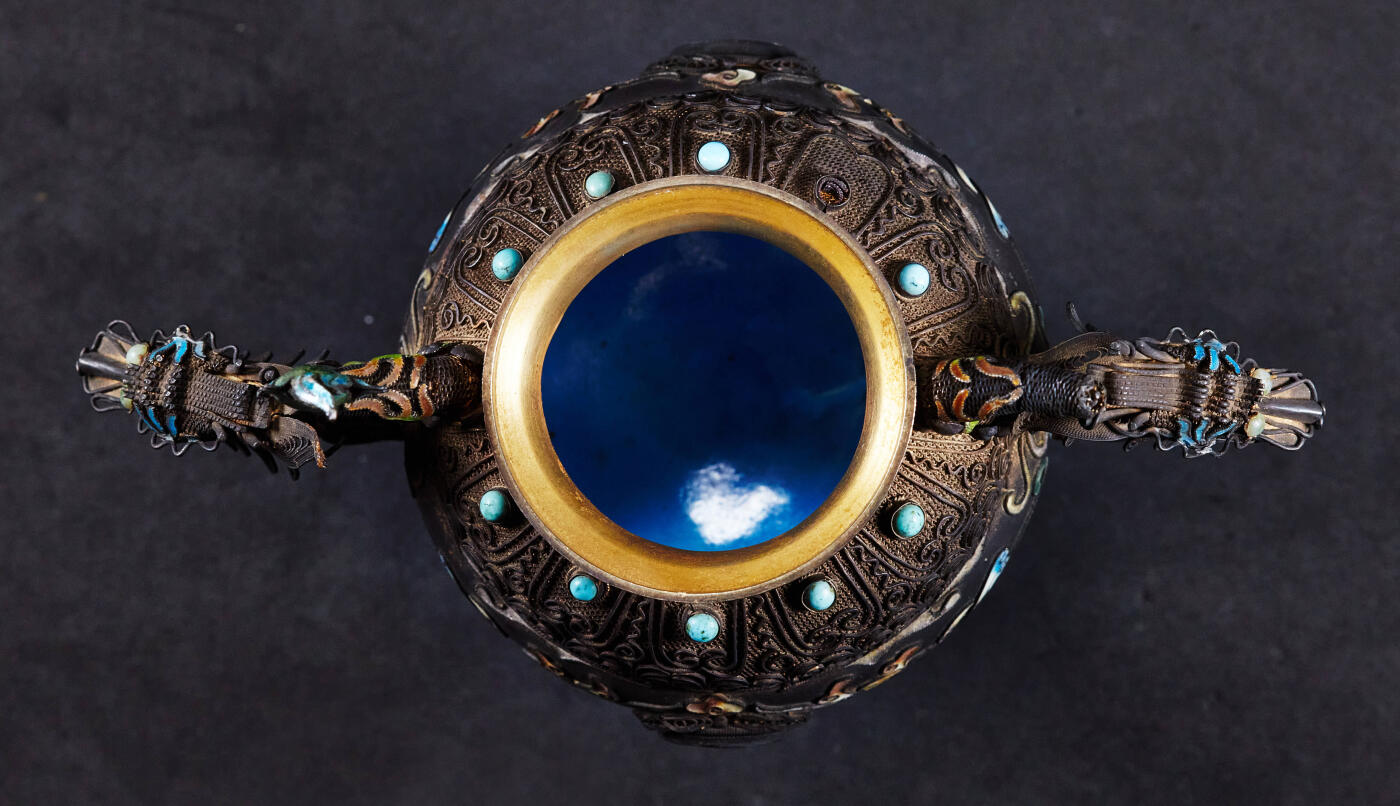 【俄甄集藏】“万象更新、马呈祥瑞”迎新春俄甄精品场-2026年(047)01-21 星期三 晚 19:30 全场包邮 中国1950-1970年代出口换汇时期掐丝珐琅纹龙复古工艺纯银双耳三足茶叶罐，工艺精湛，造型精美，高：165mm，宽：160mm，口径：50mm，重：280.8克，龙尾处有损坏，见图