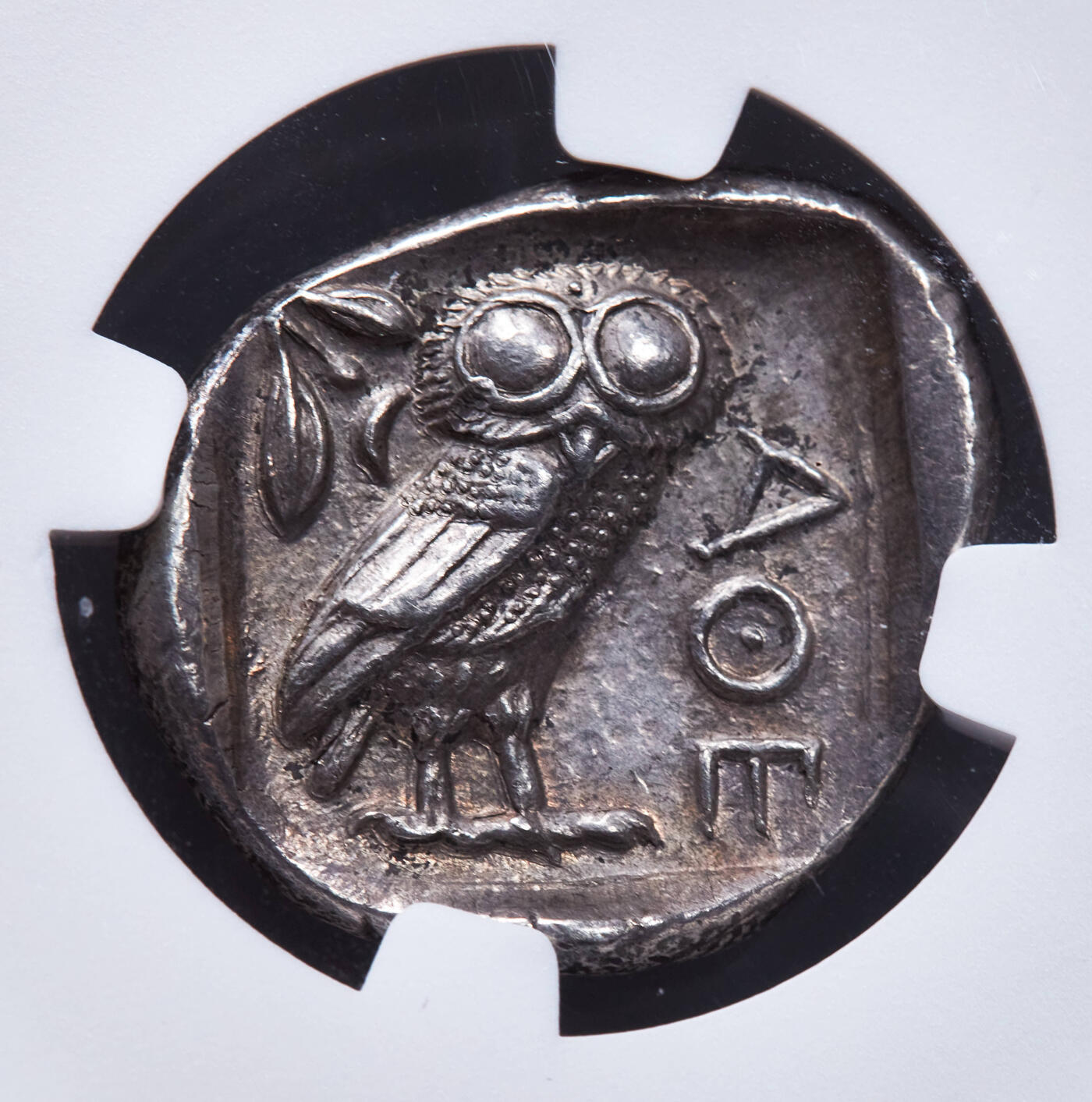 【俄甄集藏】“万象更新、马呈祥瑞”迎新春俄甄精品场-2026年(047)01-21 星期三 晚 19:30 全场包邮 古希腊雅典城公元前440-前404年雅典娜与猫头鹰四德拉克马银币，NGC ChAU (Str5/5, Sur3/5)，正面雅典城守护神雅典娜戴阿提卡式头盔头像，盔舌上有3片橄榄树叶，背面是一只站立的猫头鹰，右方为雅典城的缩写ΑΘΕ，左方为橄榄枝及一钩新月，版模清晰优美，包浆匀称耐看，无懈可击的品相，热门品种，重17.2克