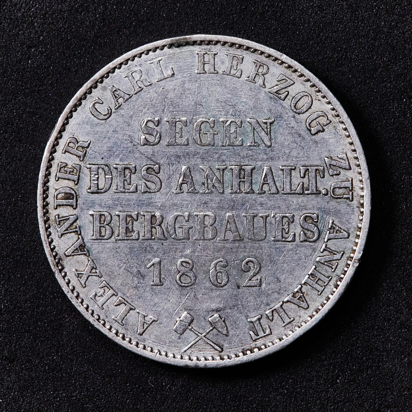 【俄甄集藏】“万象更新、马呈祥瑞”迎新春俄甄精品场-2026年(047)01-21 星期三 晚 19:30 全场包邮 德国安哈特1862年亚历山大·卡尔·赫佐格公爵A版矿业1泰勒银币，小熊爬墙经典热门品种