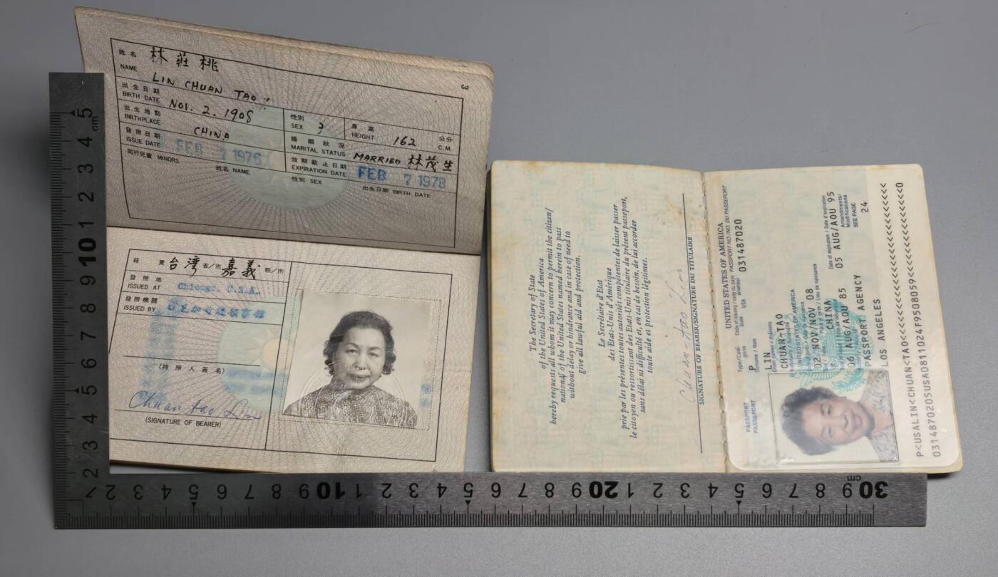 小驴勋章奖章收藏1月17日周六晚六点拍卖（珍爱和平，收藏战争，铭记历史，勿忘国耻，忠党爱国。有偿代拍，送拍规则在简介最后，参拍须阅读规则后再参拍，关系到运费包装发货时效真假辨别等关键信息，拍卖时不再发原图，看大图店主微信码在拍卖店铺介绍里） 台湾地区护照和美国护照，属于同一个人，双国籍人士，美国护照上带中国签，内容很多，不方便拍照