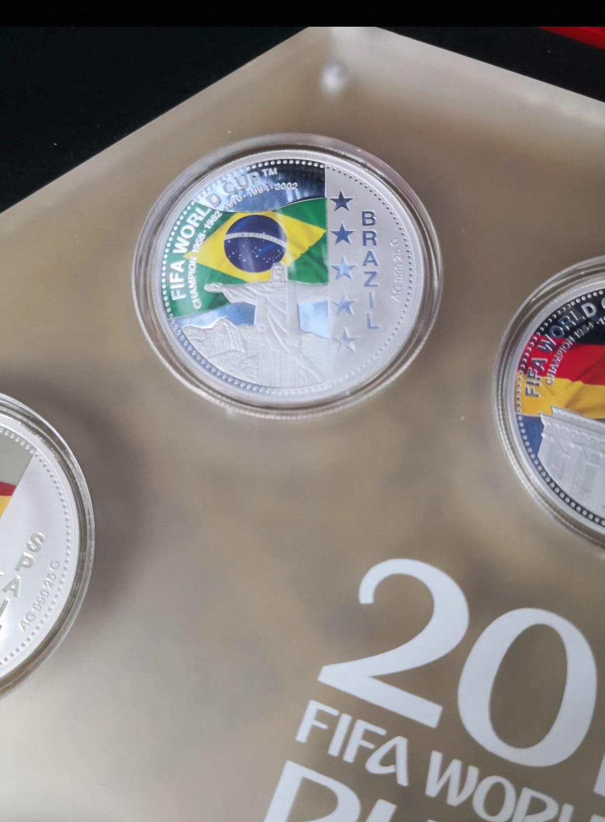 洪涛臻品批发群 精选邮票限时拍卖第1229期  2018俄罗斯世界杯最强王者纪念币套装，8枚999纯银章，每枚25克，总重200克。带原装红色收藏盒和鉴定证书，购入价6980《有发票》巴西德国意大利等国家队徽章，收藏价值高。《此拍包邮发货》