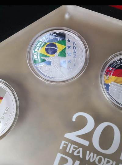 洪涛臻品批发群 精选邮票限时拍卖第1269期  2018俄罗斯世界杯最强王者纪念币套装，8枚999纯银章，每枚25克，总重200克。带原装红色收藏盒和鉴定证书，购入价6980《有发票》巴西德国意大利等国家队徽章，收藏价值高。假一罚十《此拍包邮发货》