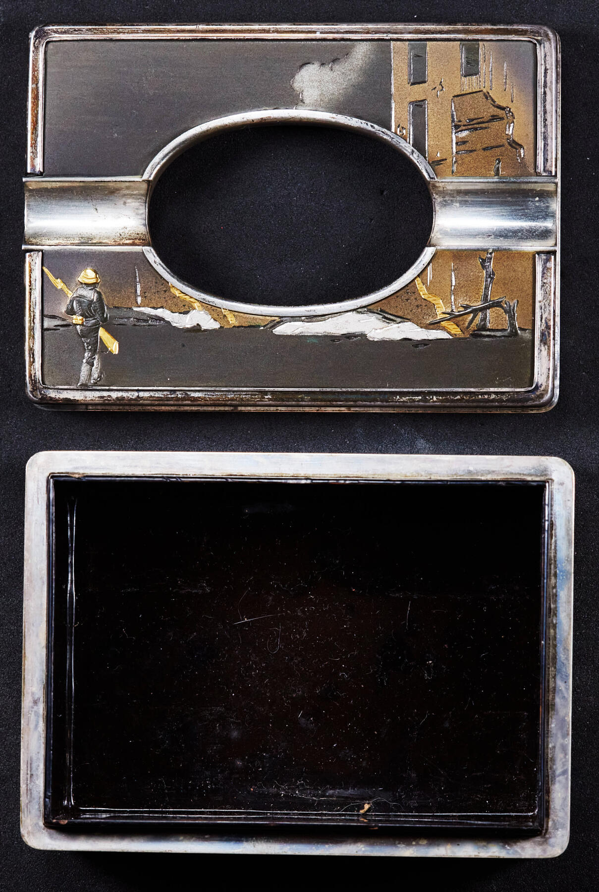 【俄甄集藏】“万象更新、马呈祥瑞”迎新春俄甄精品场-2026年(047)01-21 星期三 晚 19:30 全场包邮 日本昭和六年-九年1931年-1934年九一八事变海军大臣赠品，簪花珐琅彩嵌银工艺古董烟具一套，工艺精湛，分为烟丝盒、烟灰缸、火柴盒三件套，烟丝盒长：106mm，宽：85mm，高：44mm；烟灰缸长：90mm，宽：65mm，高：40mm，火柴盒长：62mm，宽：38mm，高：25mm，总重量：415.4克，内嵌红木，925银