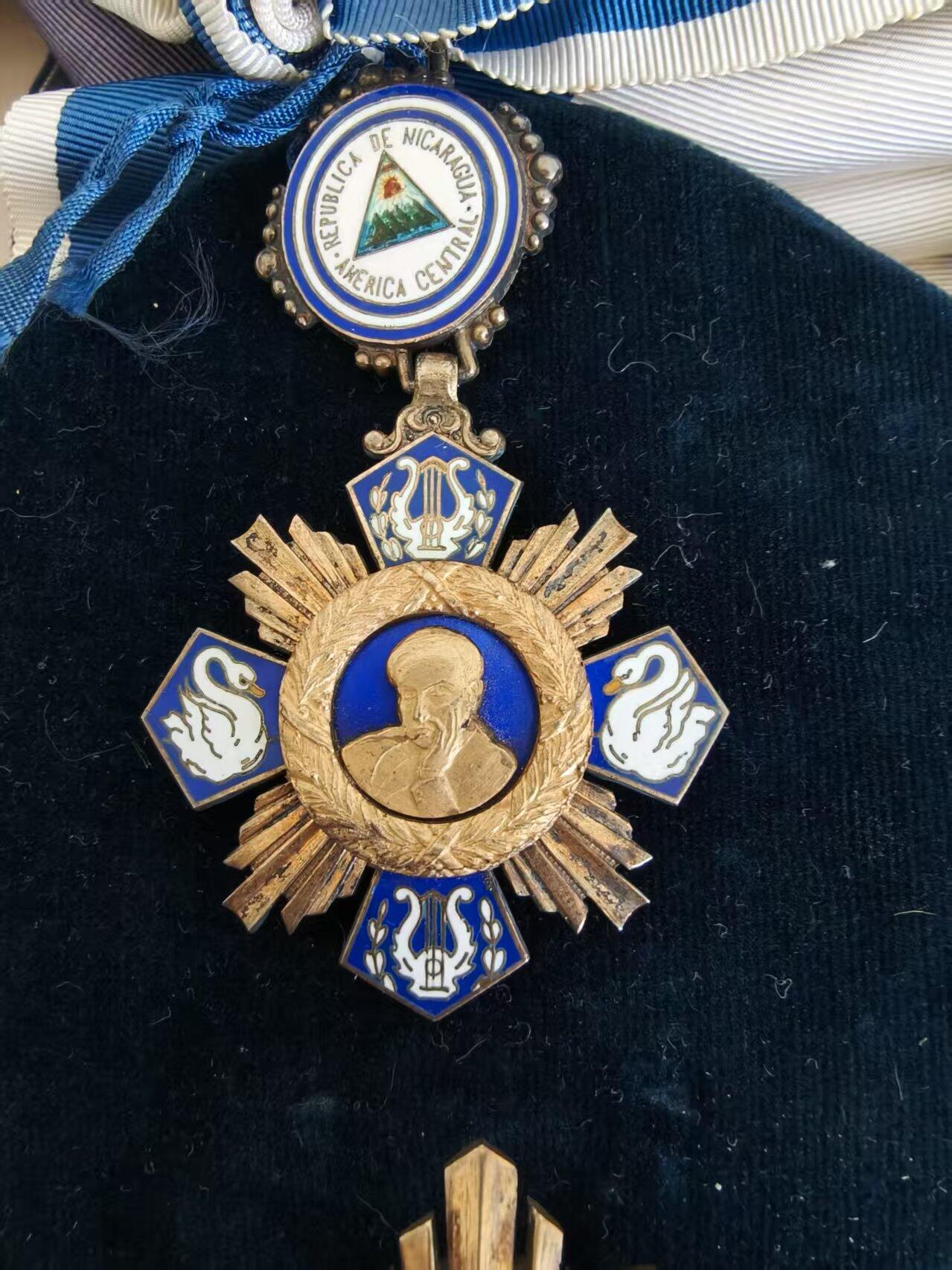 盛世勋华——号角文化勋章邮票专场拍卖第299期 尼加拉瓜大十字级鲁本·达里奥勋章 带原盒 银制 少见 第一版 古巴 Vilardebo y Riera, Habana生产 珠宝商定制版本少见。Vilardebo y Riera是古巴知名的珠宝与勋章制作工坊，以高品质的珠宝制作著称，同时为古巴、西班牙、海地等国制作勋章与官方饰品，1960年因古巴革命停业。