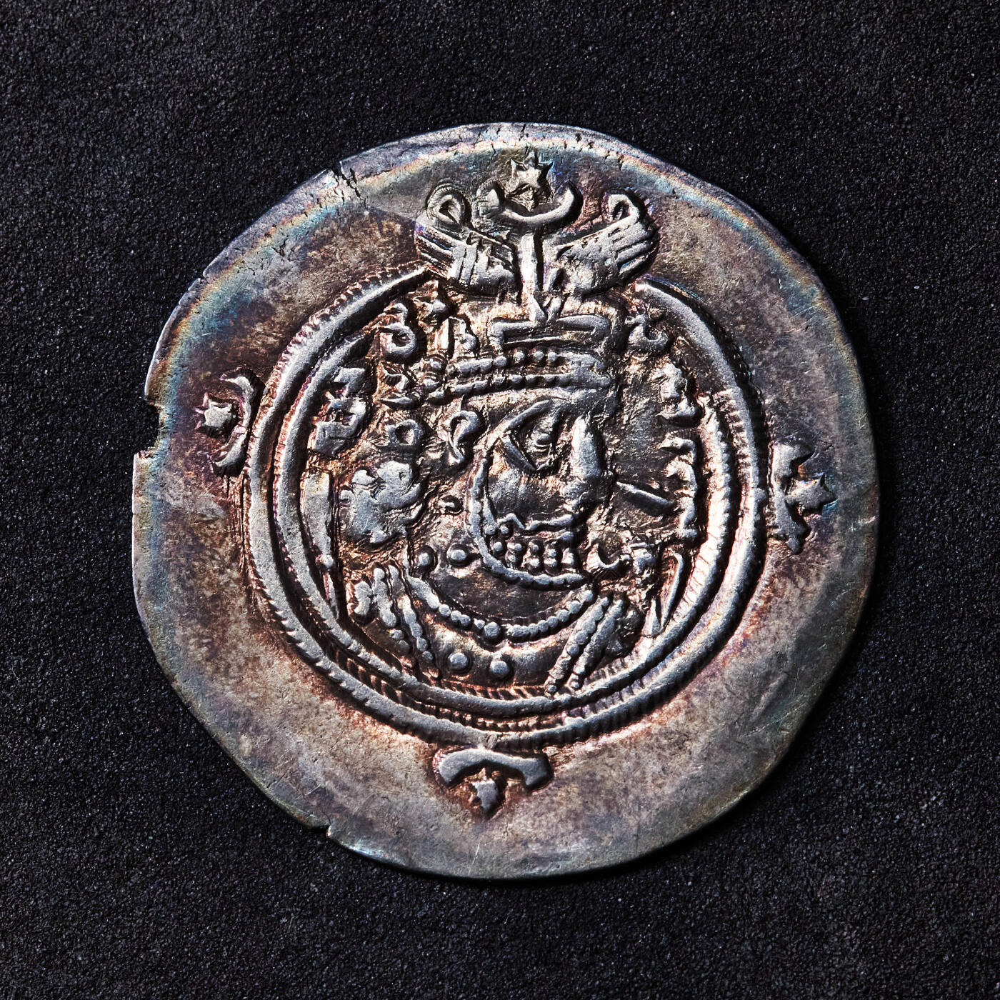 【俄甄集藏】“万象更新、马呈祥瑞”迎新春俄甄精品场-2026年(047)01-21 星期三 晚 19:30 全场包邮 波斯萨珊王朝公元591-628年库思老二世一德拉克马银币，正面星月双翅齿冠国王面右头像，右下角有赞文；背面祭火坛和两祭司，左侧纪年，右侧造币厂信息，五彩包浆，状态难得，直径：33mm，重量：3.73克