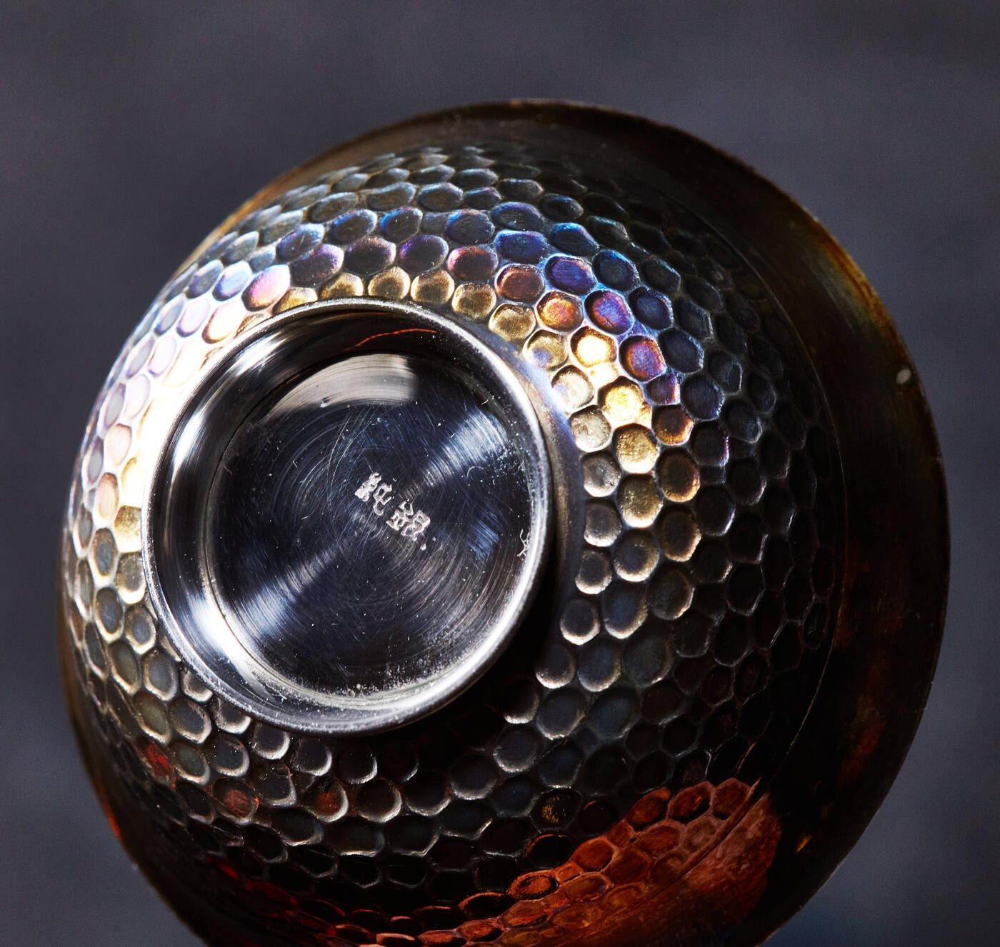 【俄甄集藏】“万象更新、马呈祥瑞”迎新春俄甄精品场-2026年(047)01-21 星期三 晚 19:30 全场包邮 日本大正时期内镀金纯手工捶打纯银古董酒杯6支一套，口径：52mm，高：21mm，总重量：126.47克，999银，五彩包浆