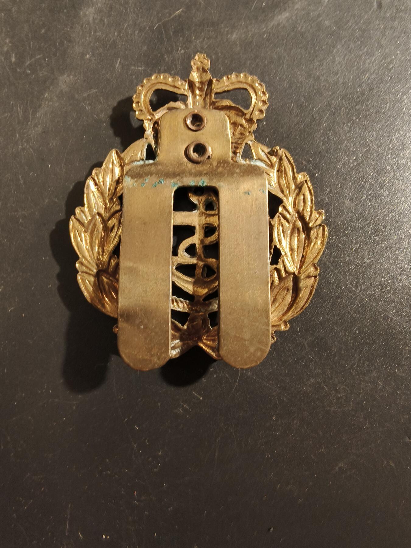 老王徽章第177期 英国皇家海军士官大檐帽帽徽    女王时期