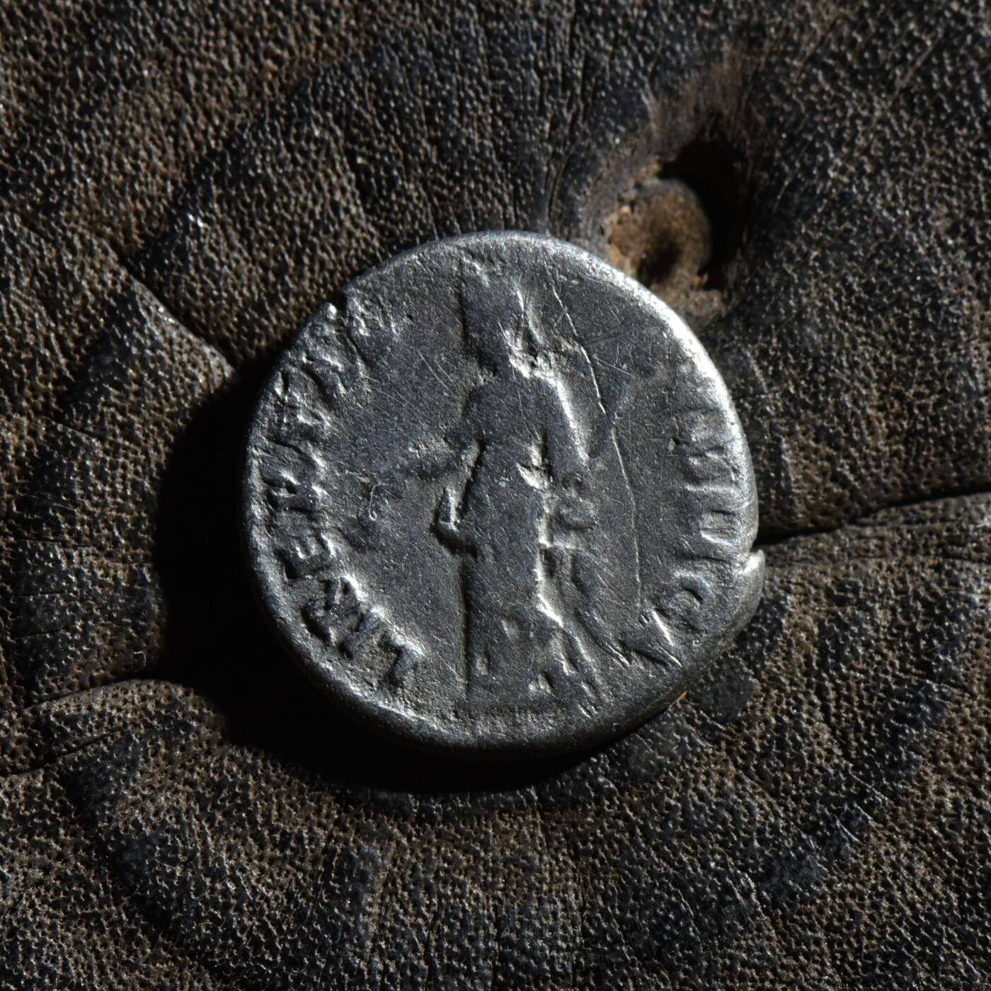 【良泉】【春节前最后一场】2月5日晚19.30点开拍！208组，本场结束后预存钱币的朋友请告知，将连同本场拍品一起邮寄，预祝诸位春节愉快！ 【藏家出品B】【极其罕见】罗马帝国 公元96-98年 涅尔瓦 第纳尔银币 五贤帝中最少见的皇帝，收集五贤帝最大的拦路虎，2.84克