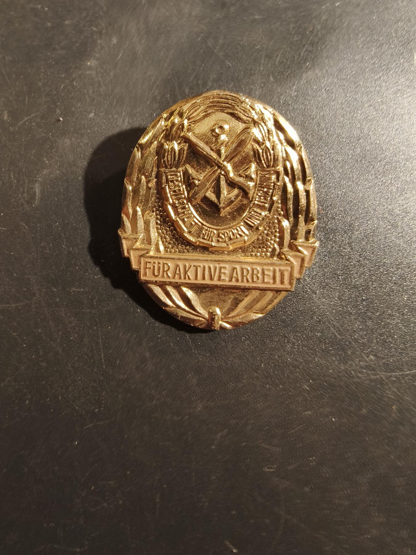 老王徽章第177期 东德积极工作证章