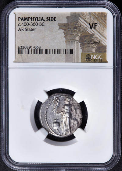 【俄甄集藏】“万象更新、马呈祥瑞”迎新春俄甄精品场-2026年(047)01-21 星期三 晚 19:30 全场包邮 - 古希腊潘菲利亚塞德城公元前400-前360年雅典娜1斯塔特阿波罗银币，NGC VF，正面雅典娜戴阿提卡头盔站像一手扶着盾牌，一手托起伸出桂冠的胜利女神，左下石榴是塞德城的象征；背面太阳神阿波罗站像一手持月桂树枝，一手持弓，下方是点燃的祭坛与老鹰，直径：22mm，重：10.3克，少见品种