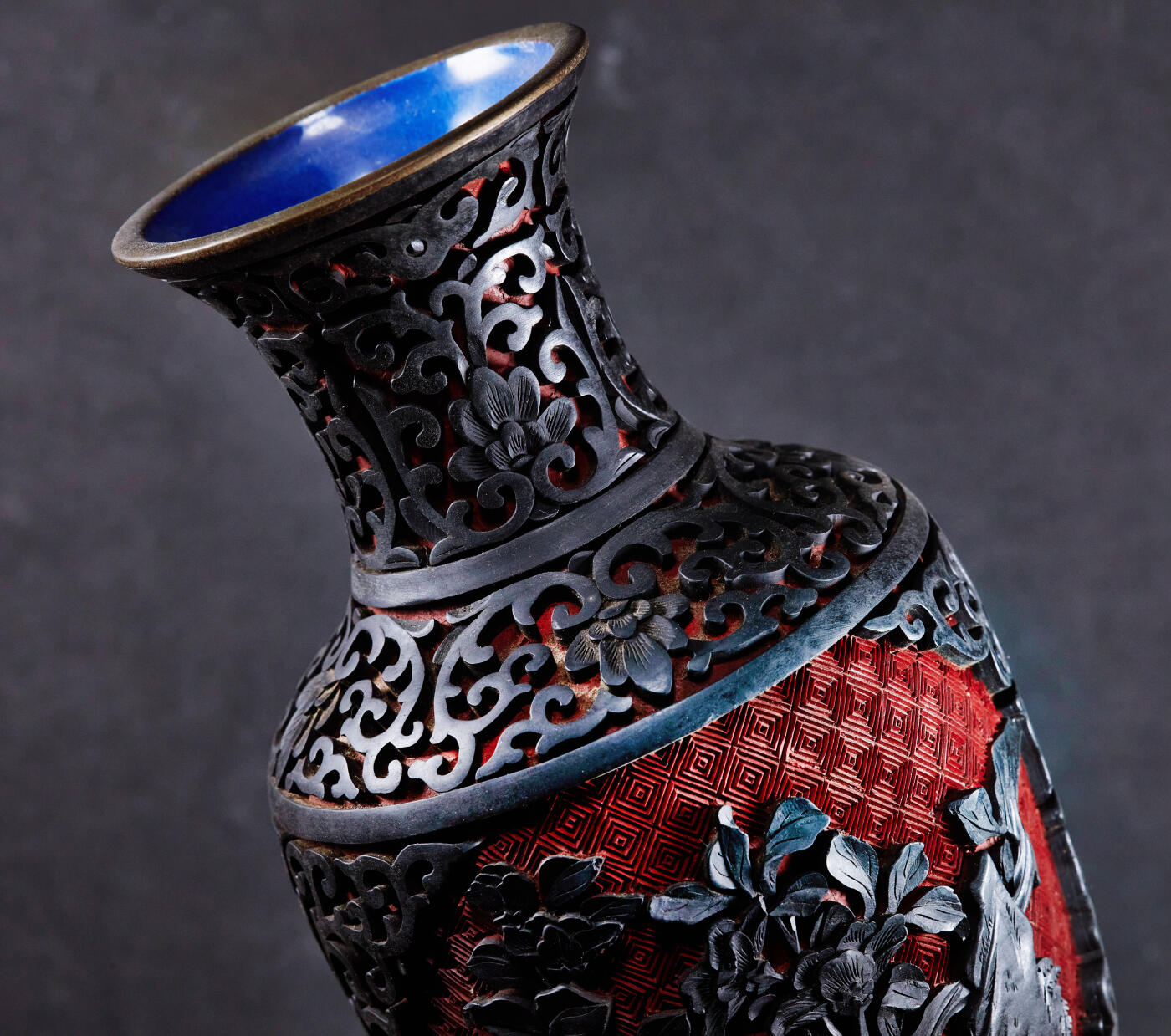 【俄甄集藏】“万象更新、马呈祥瑞”迎新春俄甄精品场-2026年(047)01-21 星期三 晚 19:30 全场包邮 中国1950-1970年代出口换汇时期漆器花瓶，铜胎蓝瓷底，满工纹饰，高：200mm，口径：70mm，最宽处直径：105mm，重量：491.39克·，保存完好