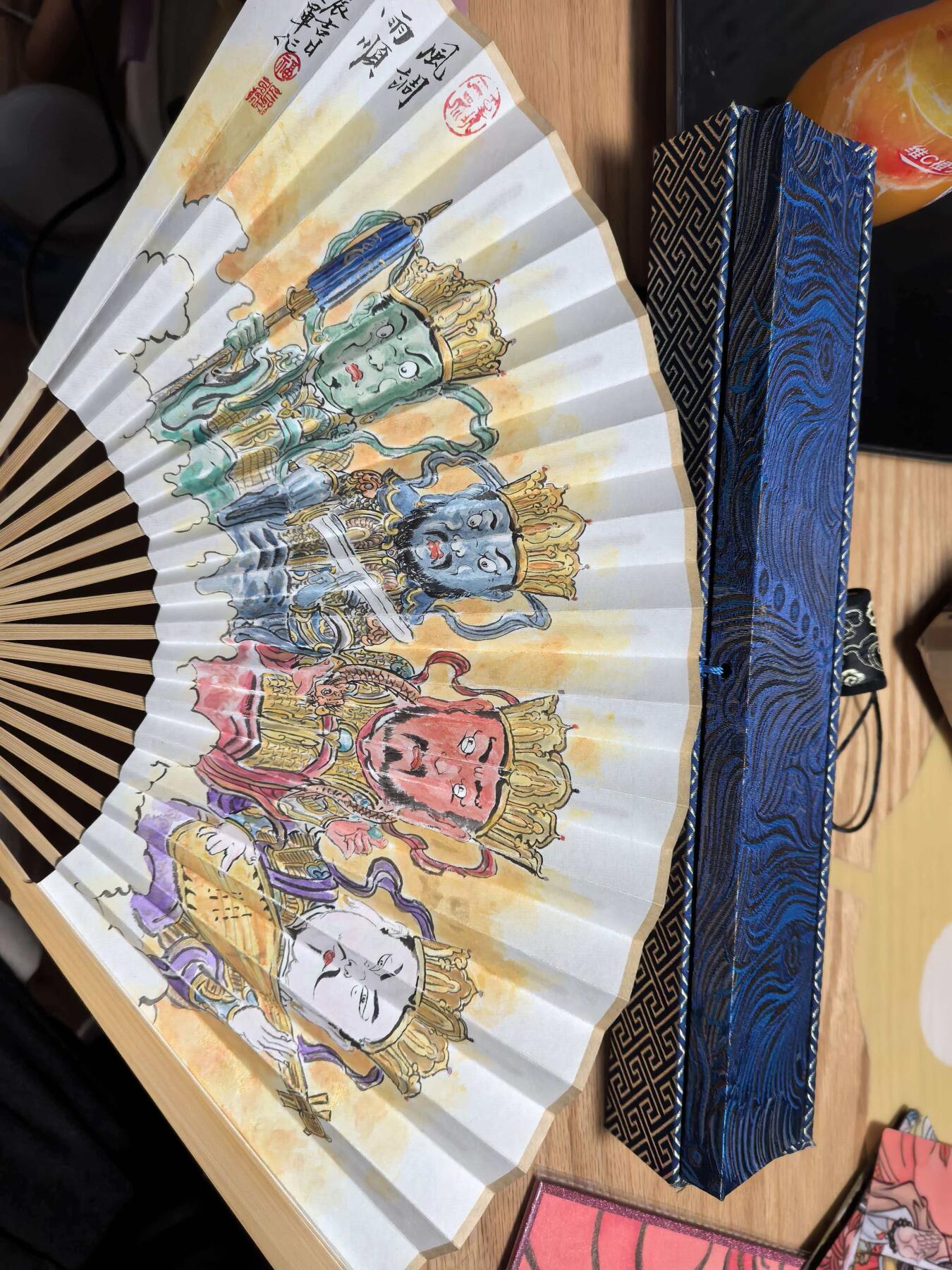 寸草不生拍卖第十八期  一沓666盲盒抽出来小hit张先军老师手绘四大天王扇子带精致收藏盒，带亲签带提字