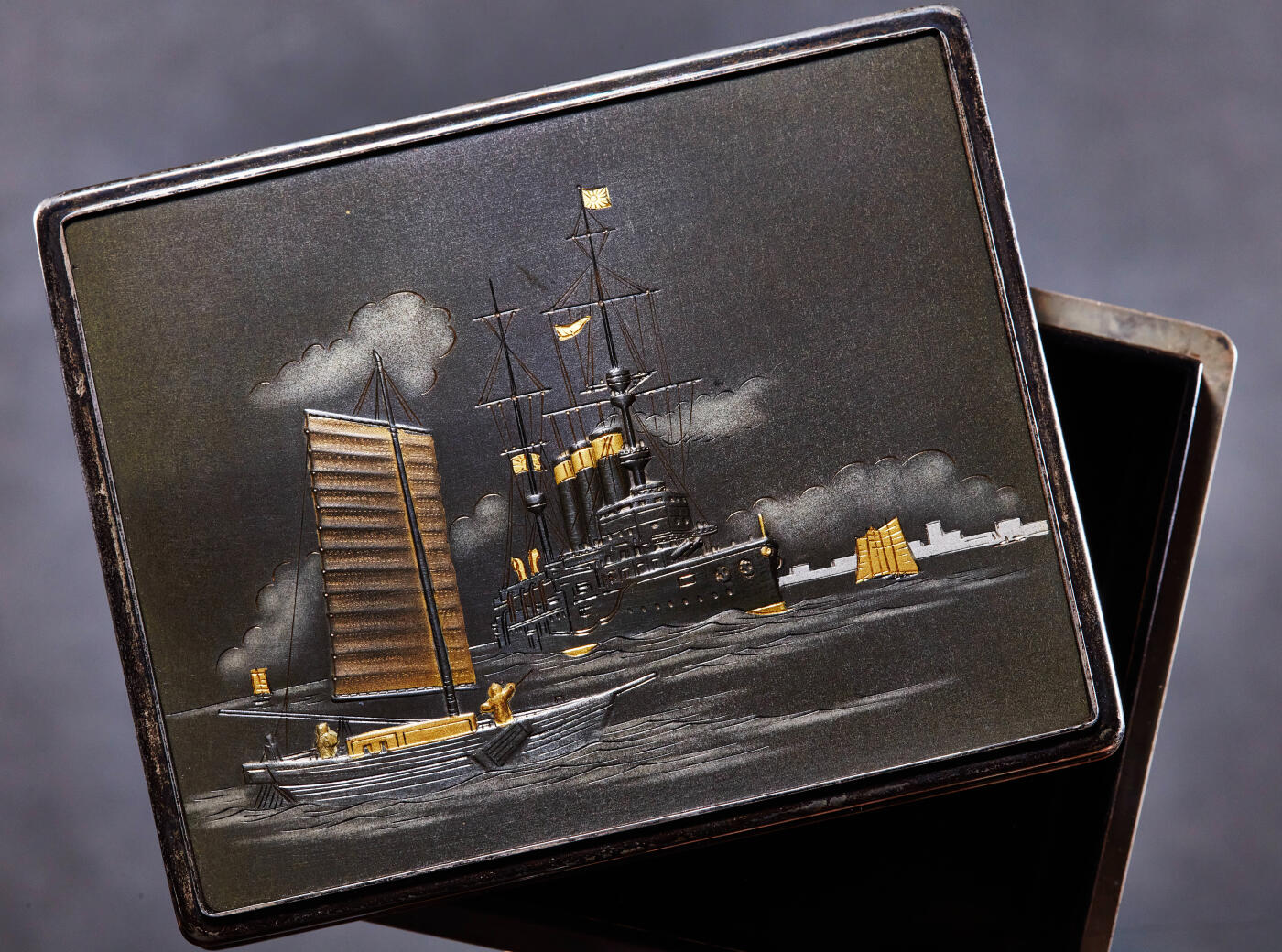 【俄甄集藏】“万象更新、马呈祥瑞”迎新春俄甄精品场-2026年(047)01-21 星期三 晚 19:30 全场包邮 日本昭和六年-九年1931年-1934年九一八事变海军大臣赠品，簪花珐琅彩嵌银工艺古董烟具一套，工艺精湛，分为烟丝盒、烟灰缸、火柴盒三件套，烟丝盒长：106mm，宽：85mm，高：44mm；烟灰缸长：90mm，宽：65mm，高：40mm，火柴盒长：62mm，宽：38mm，高：25mm，总重量：415.4克，内嵌红木，925银