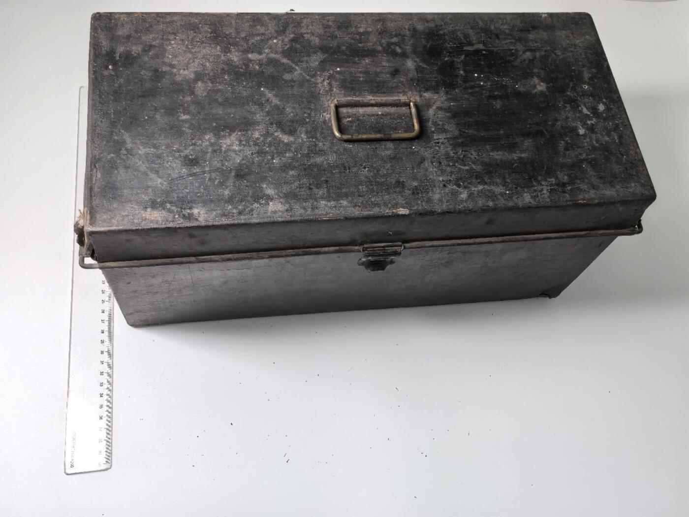 小驴勋章奖章收藏1月17日周六晚六点拍卖（珍爱和平，收藏战争，铭记历史，勿忘国耻，忠党爱国。有偿代拍，送拍规则在简介最后，参拍须阅读规则后再参拍，关系到运费包装发货时效真假辨别等关键信息，拍卖时不再发原图，看大图店主微信码在拍卖店铺介绍里） 明治海军大肩章、礼帽带原铁皮盒，羊毛毡金属刺绣（运输途中可能会脱落，介意勿拍），少见