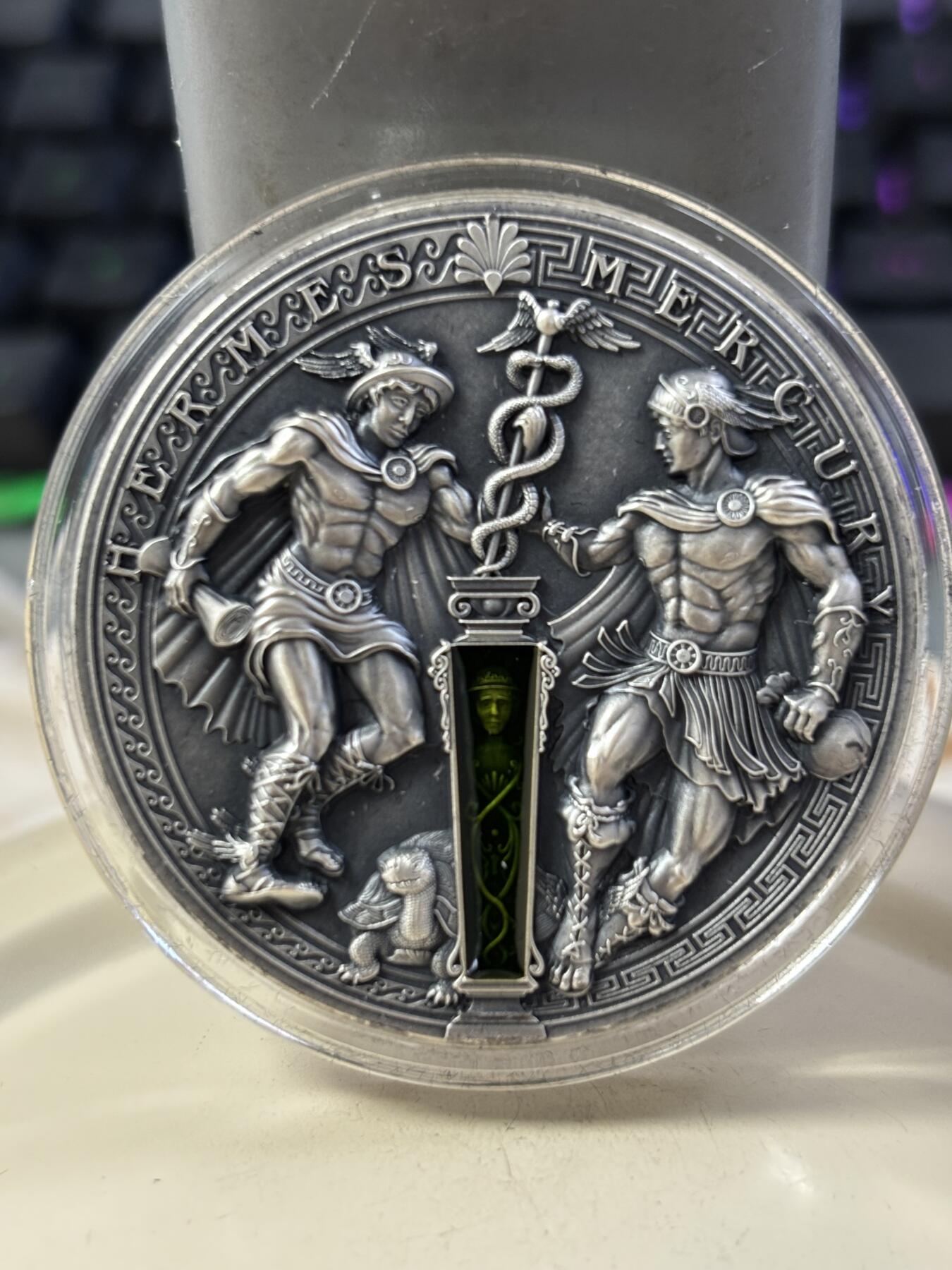 第188期拍卖 纽埃2022年希腊和罗马神赫尔墨斯嵌树脂2盎司纪念银币，999银，发行500枚