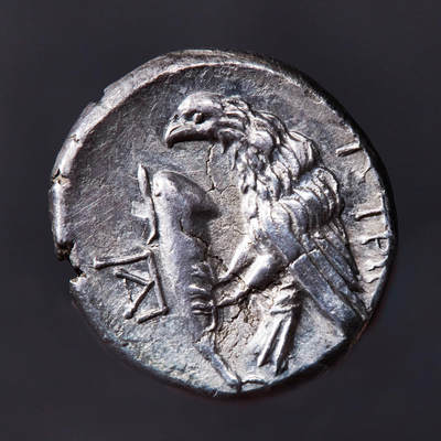 【俄甄集藏】“万象更新、马呈祥瑞”迎新春俄甄精品场-2026年(047)01-21 星期三 晚 19:30 全场包邮 - 古希腊莫西亚伊斯特罗斯城公元前4世纪双子座一德拉克马银币，正面是代表双子座的一正一倒两男孩头像，背面鹰啄食海豚，上方币文：“伊斯特罗斯”，直径：17mm，重量：4.59克，少见品种，底光犹存