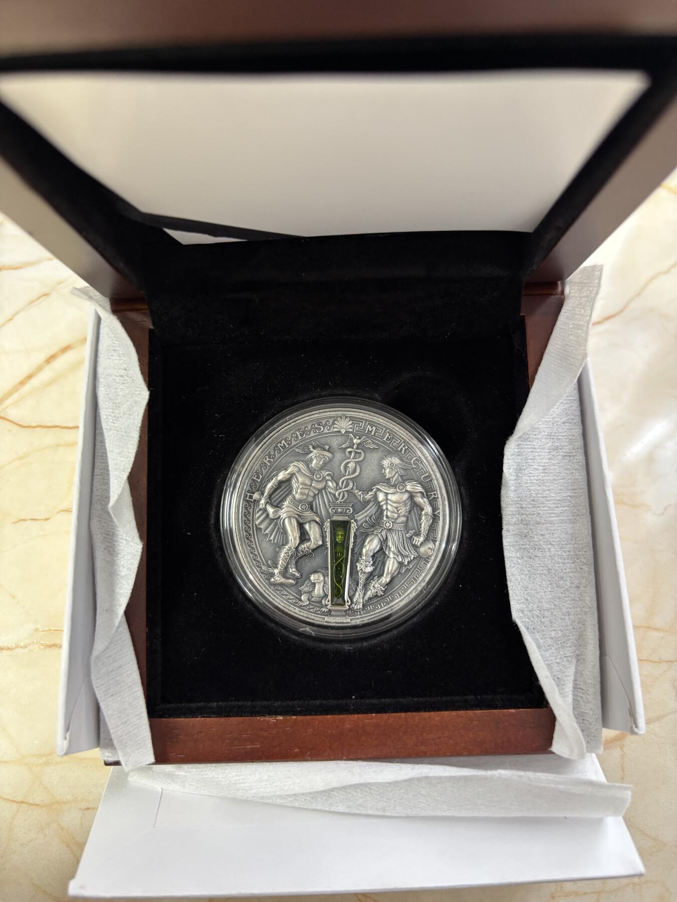 第188期拍卖 纽埃2022年希腊和罗马神赫尔墨斯嵌树脂2盎司纪念银币，999银，发行500枚