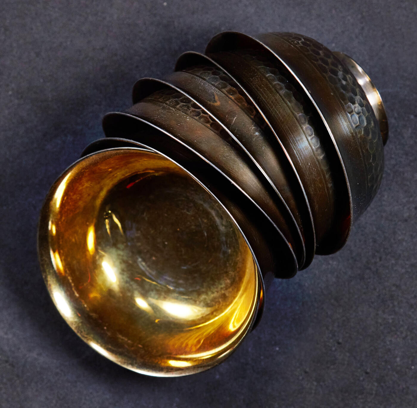 【俄甄集藏】“万象更新、马呈祥瑞”迎新春俄甄精品场-2026年(047)01-21 星期三 晚 19:30 全场包邮 日本大正时期内镀金纯手工捶打纯银古董酒杯6支一套，口径：52mm，高：21mm，总重量：126.47克，999银，五彩包浆