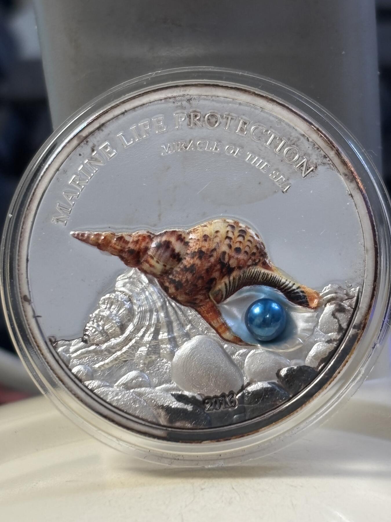 第188期拍卖 帕劳2016年珍珠系列镶嵌天然珍珠彩色1盎司精制银币，999银，发行2500枚，有瑕疵