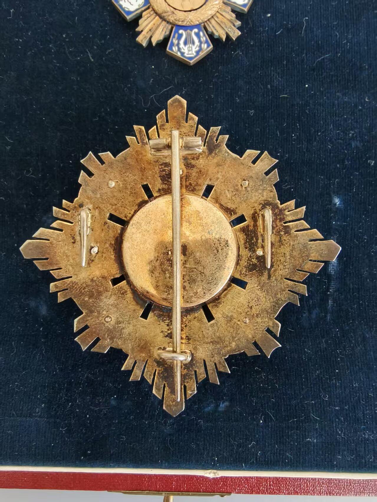 盛世勋华——号角文化勋章邮票专场拍卖第299期 尼加拉瓜大十字级鲁本·达里奥勋章 带原盒 银制 少见 第一版 古巴 Vilardebo y Riera, Habana生产 珠宝商定制版本少见。Vilardebo y Riera是古巴知名的珠宝与勋章制作工坊，以高品质的珠宝制作著称，同时为古巴、西班牙、海地等国制作勋章与官方饰品，1960年因古巴革命停业。