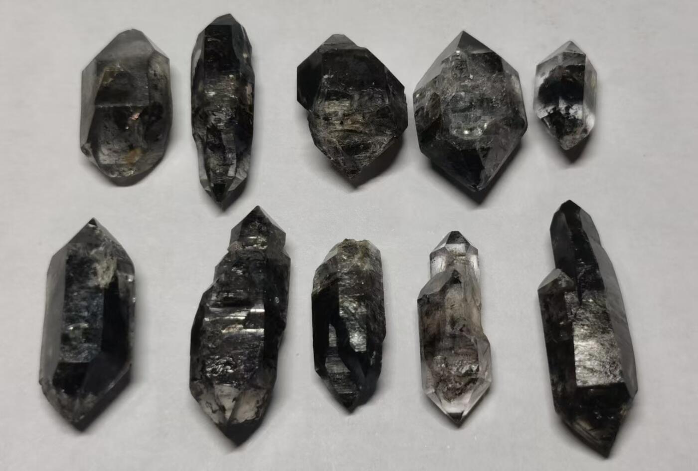 七河·世界币章小拍（总第34期） 藏家出品X677（12） 云贵闪灵水晶原石 深色系 一组 10 件 